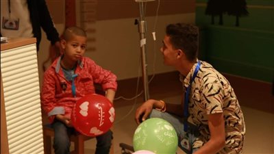 طلاب جامعة طيبة التكنولوجية يحتفلون مع أطفال مرضى السرطان بعيد الأم