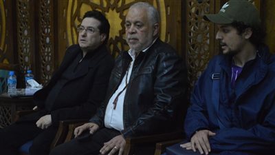 أشرف زكي يقدم واجب العزاء في الفنانة لبنى محمود (صور)