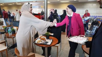 بالورود والشيكولاتة، مطار القاهرة يحتفل بعيد الأم مع المسافرين (صور)