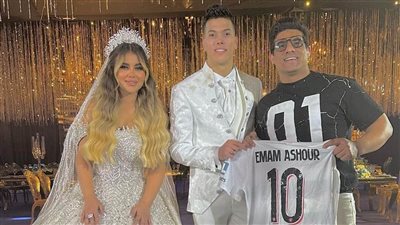 أمح الدولي يحضر حفل زفاف إمام عاشور (فيديو)