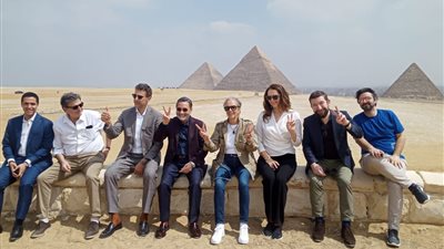 وفد فرنسي يزور الأهرامات (صور)