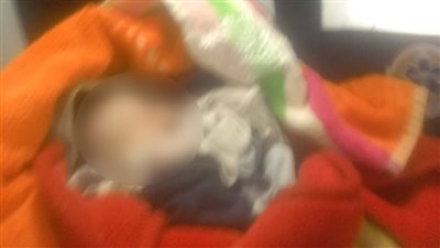 مسعف وسائق يساعدان سيدة على وضع مولودها أثناء نقلها للمستشفى في بني سويف