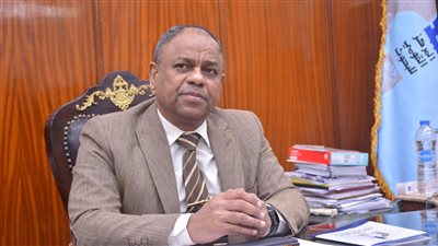 كيف أثرت الأزمة الاقتصادية على البحث العلمي؟ رئيس القومي للبحوث يجيب