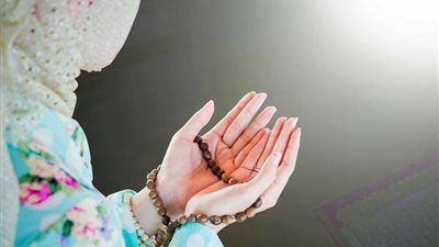 حكم صيام المرأة التي تشعر بألم الحيض لكنه لم يخرج قبل الغروب