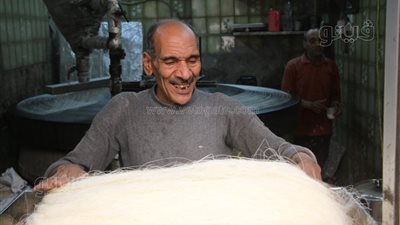 حكاية عاشق الكنافة في الدرب الأحمر، عم أحمد يبوح بأسرار المهنة بعد حب 45 عاما (فيديو)