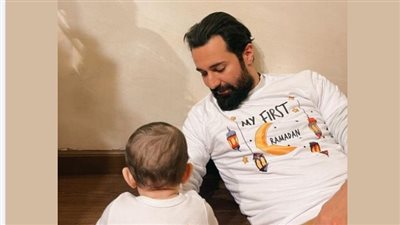 بالفوانيس والهلال.. أحمد حاتم يحتفي بنجله عزيز في أول رمضان معه