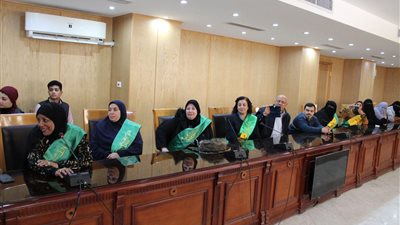 محافظ الفيوم يكرم الأمهات المثاليات