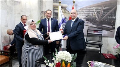 القابضة للمطارات تحتفل بعيد الأم بتوزيع الهدايا التذكارية 