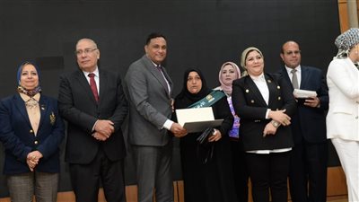 محافظ الدقهلية يكرم 34 من الأمهات المثاليات 
