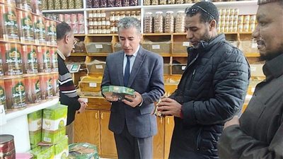 حملة بمطروح للتفتيش على محلات بيع الياميش ومنتجات سيوة (صور)