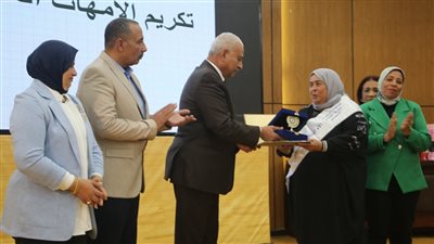 محافظ السويس يكرم الأمهات المثاليات وذوي الهمم ويحتفل بيوم اليتيم (صور)