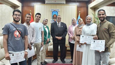  رئيس جامعة الأقصر يكرم الفائزين في مسابقة 16 يوم فن للتعبير عن قضايا المرأة 