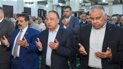 محافظ الإسكندرية يؤدي صلاة التراويح بمسجد سيدى جابر الشيخ عقب تجديده