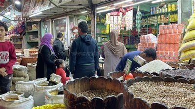 إقبال على الخبز والخضراوات والسلع في أولى ليالي رمضان استعدادا للسحور (فيديو وصور)