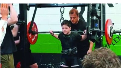  البطل الصغير، عمره 10 سنوات ورفع 115 كيلوجراما