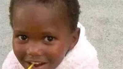 وفاة طفلة بعد سقوطها في حفرة صرف صحي.. حادثة أبكت عيون الآلاف 