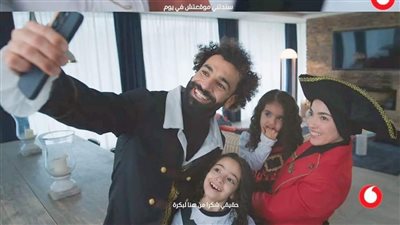 محمد صلاح يظهر مع زوجته لأول مرة في إعلان تجاري 