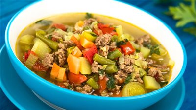 طريقة عمل شوربة الخضار باللحمة المفرومة (فيديو)