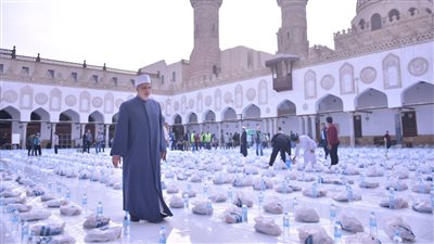 الجامع الأزهر يتزين لاستقبال أول إفطار للطلاب الوافدين والأجانب (صور)