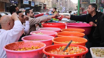 إقبال على محال العصائر والمخللات قبل إفطار أول أيام رمضان (صور) 