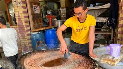 شاهد إقبال المواطنين على شراء الكنافة والقطايف بمدينة مرسى مطروح 