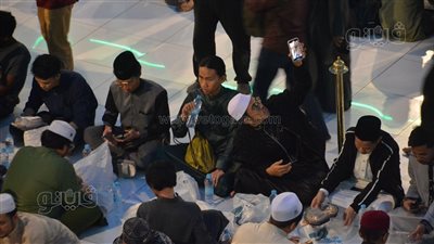 لحظة إفطار الطلاب الوافدين بساحة الجامع الأزهر سادس أيام رمضان (فيديو)