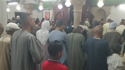 إقبال الأهالي على تأدية صلاة التراويح بمسجد أبو الحجاج الأقصري (صور)