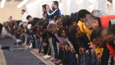 المئات يؤدون صلاة التراويح في جامع عمرو بن العاص (صور)