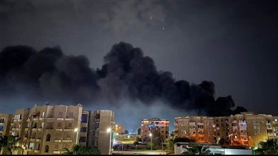 الدفع بـ15 سيارة إطفاء و5 خزانات كبيرة لحريق مصنع العبور 