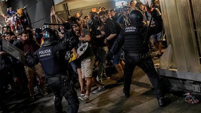 إصابة 130 رجل أمن واعتقال 82 متظاهرا في فرنسا