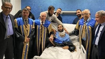 مدرس مساعد بالأزهر يناقش رسالة الدكتوراه على فراش المرض (صور)