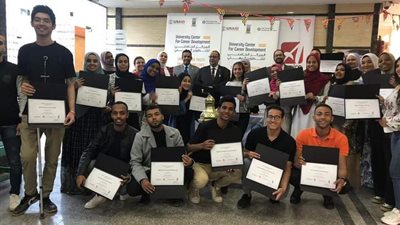 رئيس جامعة الأقصر يكرم الحاصلين على الدورات التدريبية بمركز التطوير المهني