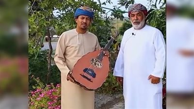 فنان شهير يعلن الاعتزال ويحرق آلة العود أمام الجمهور (فيديو)