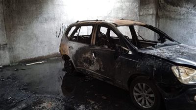 حريق يلتهم 3 سيارات داخل جراج في الغربية (صور)