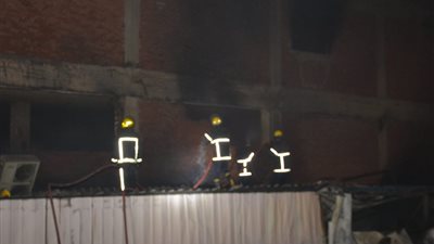 النيابة تعاين حريق مصنع أقمشة العبور 