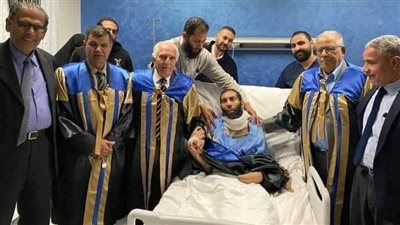 كواليس حصول مدرس مساعد على الدكتوراه في فراش المرض (صور)