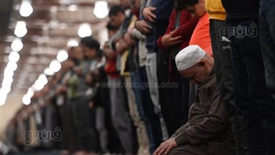 خشوع ورجاء.. مساجد مصر عامرة بالمصلين في التراويح (صور)