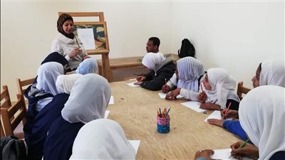 ورش لتنفيذ هدايا عيد الأم بقصر ثقافة العديسات بالأقصر