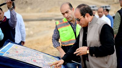 السيسي يتفقد محاور وطرق القاهرة (فيديو) 