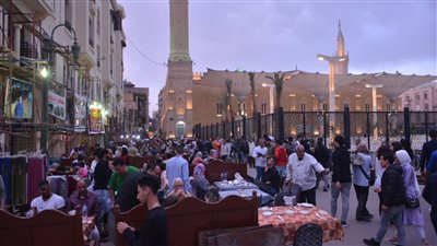 رمضان يجمعنا، لحظة الإفطار في ساحة الحسين (فيديو وصور) 