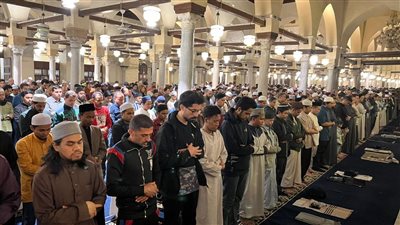 آلاف المصلين من جنسيات مختلفة يؤدون صلاة التراويح بالجامع الأزهر (صور)
