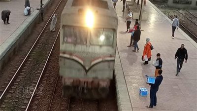 أهالي محلة روح بالغربية يقدمون العصائر والطعام للصائمين خلال توقف حركة القطارات (صور)