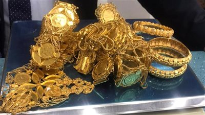 ضبط كيلو ذهب بحوزة راكبة في مطار القاهرة 