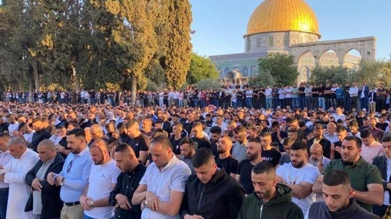 آلاف الفلسطينيين