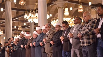 المئات يؤدون صلاة التراويح في مسجد الإمام الحسين (صور)