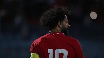جماهير منتخب مصر تغني لـ صلاح واللاعب يرد التحية (فيديو)