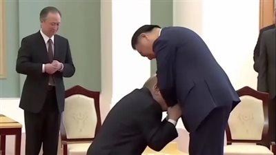 بوتين جاثيا على ركبتيه يقبل يد الرئيس الصيني، قصة صورة زلزلت العالم 