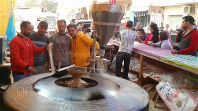 إقبال على شراء الكنافة والقطايف بالغربية (فيديو)