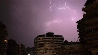 محافظات مصر، الأمطار تغرق الإسكندرية والقليوبية، أهالي محلة روح بالغربية يقدمون العصائر والطعام للصائمين خلال توقف القطارات