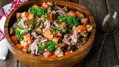  طريقة عمل الفول بالسلطة من الشيف نجلاء الشرشابي (فيديو)